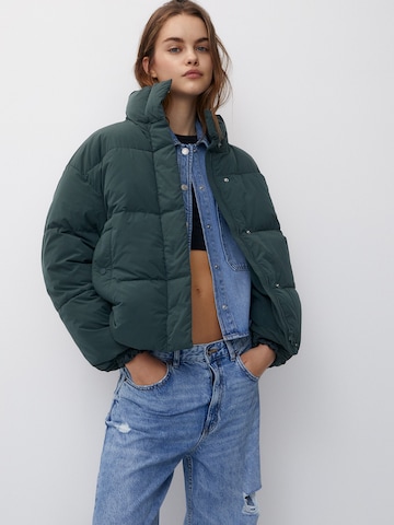 Geacă de primăvară-toamnă de la Pull&Bear pe verde: față