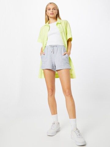 Dorothy Perkins Regular Shorts in Grau