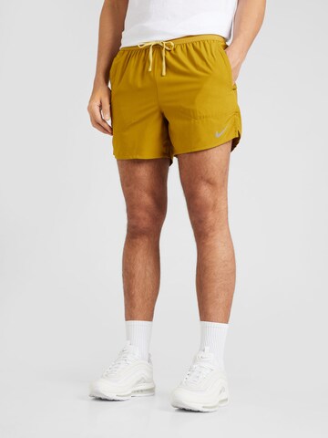 Regular Pantalon de sport 'STRIDE' NIKE en jaune : devant