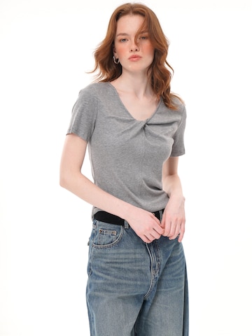 Maglietta 'YOLIGEX Kurzarmshirt Grau-Melange Knotendetail am V-Ausschnitt' di yoligex in grigio