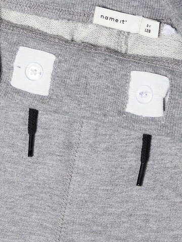 Tapered Pantaloni di NAME IT in grigio