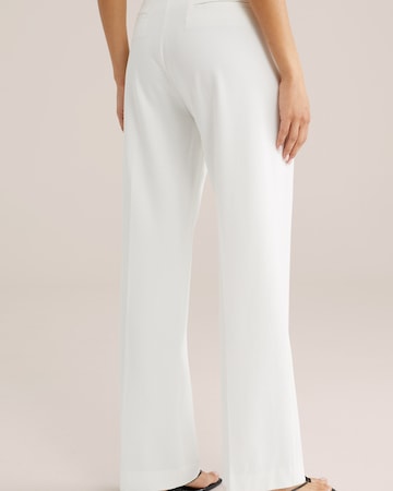 WE Fashion - regular Pantalón de pinzas en blanco