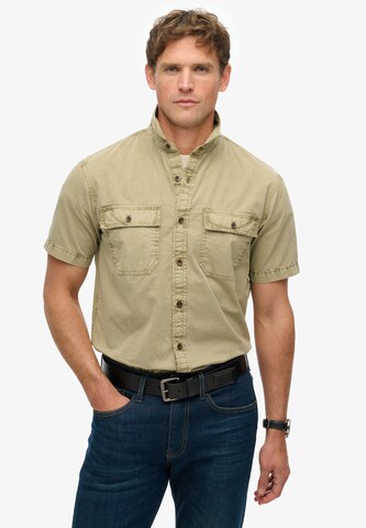 Coupe regular Chemise 'Military' Superdry en beige : devant