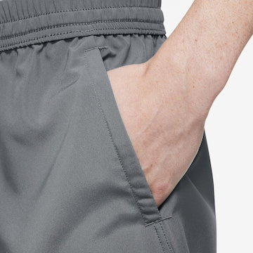 NIKEregular Sportske hlače - siva boja