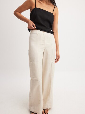 NA-KD Wide leg Pants in Beige: front