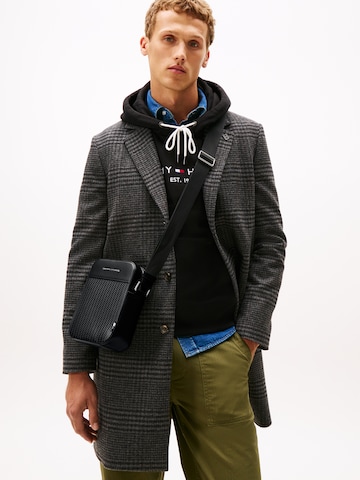 TOMMY HILFIGER Umhängetasche in Schwarz