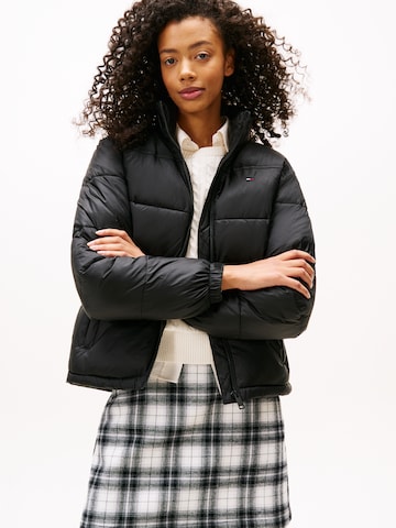 Tommy Jeans Přechodná bunda 'ESS' – černá: přední strana