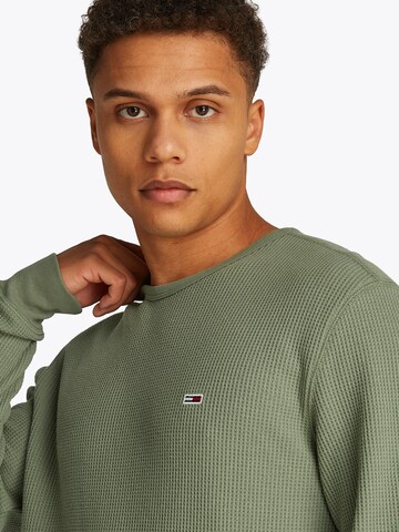 Tricou de la Tommy Jeans pe verde