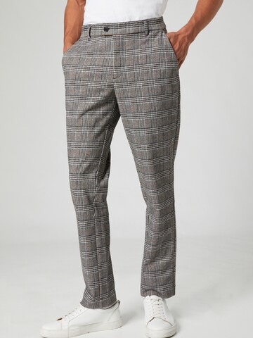 Regular Pantalon chino 'Dave' Guido Maria Kretschmer Men en gris : devant