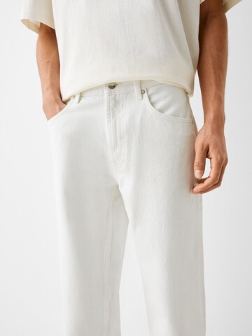 Bershka Normalny krój Jeansy w kolorze biały