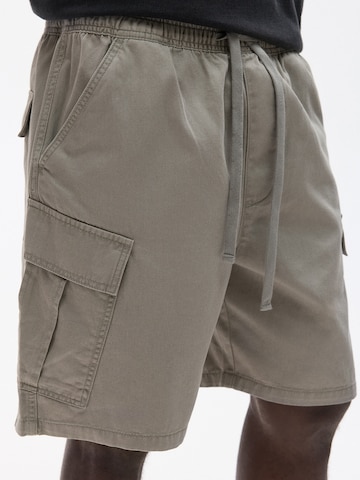 Loosefit Pantalon cargo Pull&Bear en gris