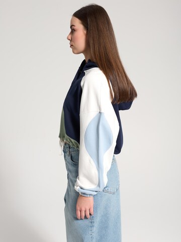 Sweat-shirt 'Sonia' NOWIHT en bleu