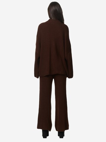 Elara Huispak in Bruin