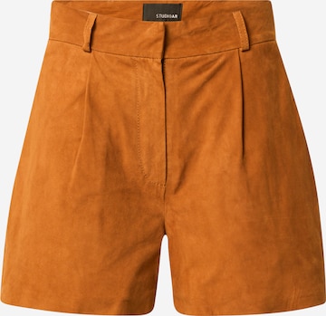 Studio AR Pleat-Front Pants 'JOCELYN' in Brown: front