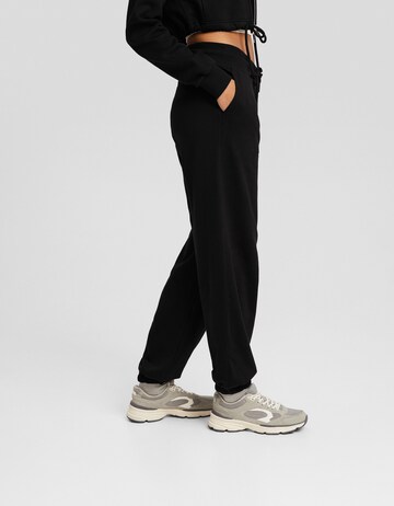 Tapered Pantaloni de la Bershka pe negru