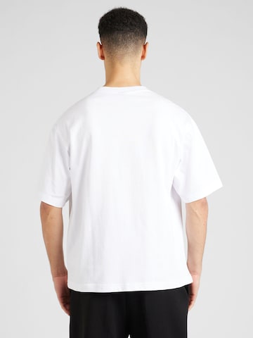 Nike Sportswear - Camiseta 'CLUB' en blanco