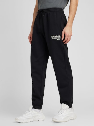 Reebok Tapered Sportbroek 'IDENTITY BRAND PROUD' in Zwart: voorkant