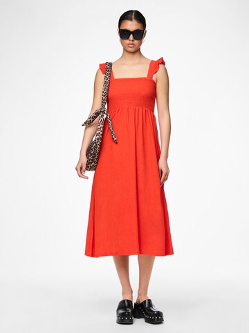 Robe 'LUNA' PIECES en rouge