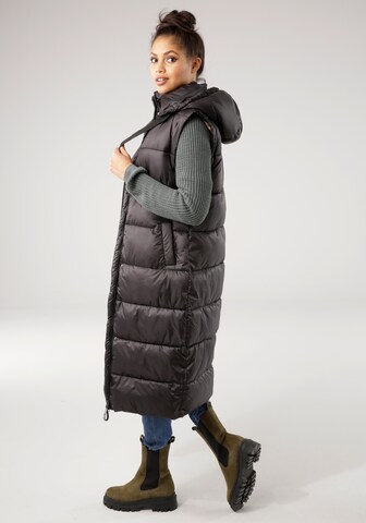 Tamaris Steppmantel in Schwarz