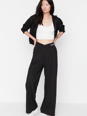 Trendyol Regular Pants in Black