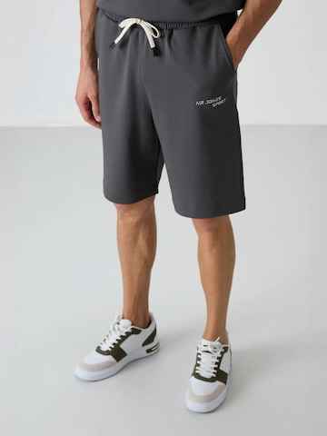 Tommy Life - Fato de desporto em cinzento