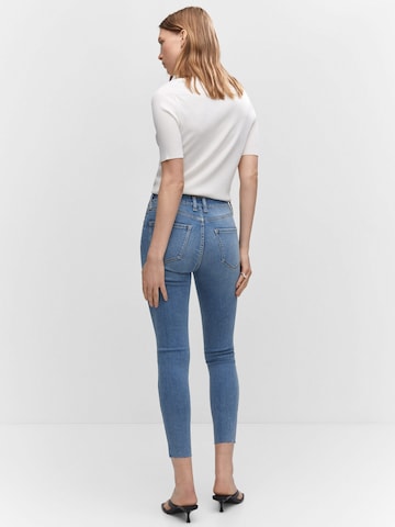 Skinny Jean 'ISA' MANGO en bleu