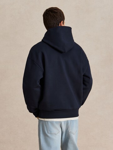 DAN FOX APPAREL Свитшот 'Sebastian' в Синий