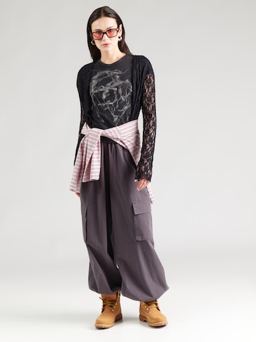 WEEKDAY Paita 'Fleur' värissä musta