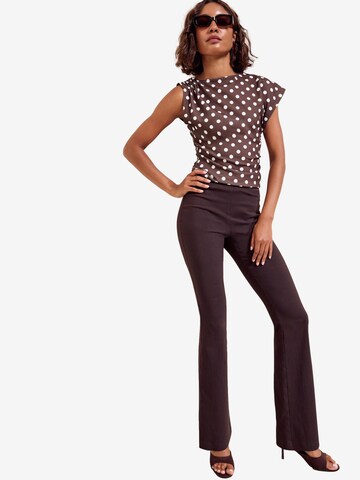 Friends Like These - Blusa en marrón: frente