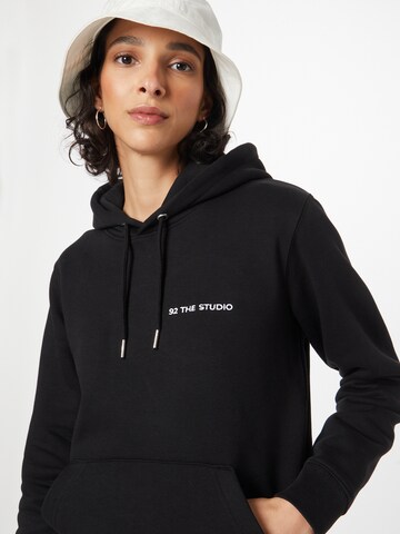 92 The Studio Sweatshirt in Zwart