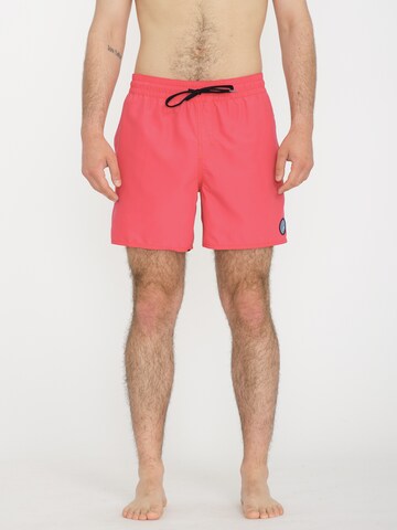 Volcom Boardshorts 'LIDO SOLID TRUNK 16' in Rood: voorkant