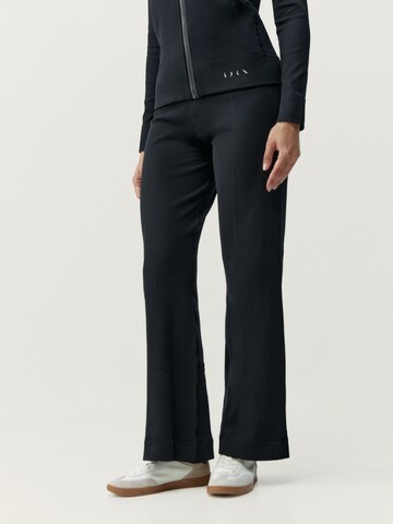 Born Living Yoga Flared Broek in Zwart