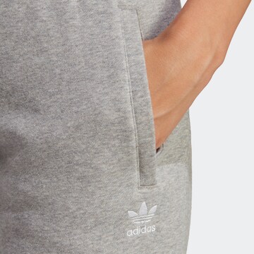 ADIDAS ORIGINALS - Tapered Calças 'Adicolor Essentials' em cinzento