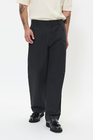 Matinique Wide leg Chino 'Pleat Pant 73' in Zwart: voorkant