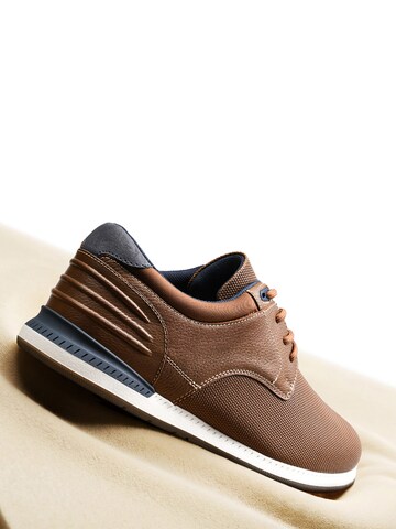 Scarpa stringata di Bruno Marc in marrone