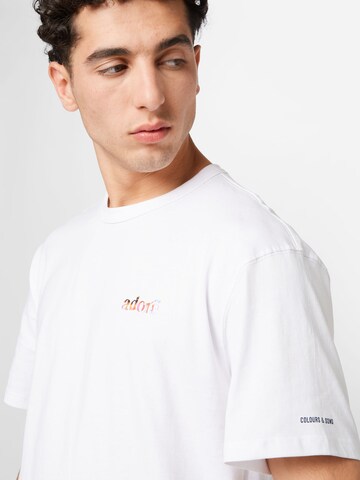 COLOURS & SONS - Camiseta en blanco