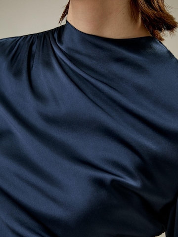 Lilysilk - Blusa 'Schräg-Gewellte Seide Bluse' en azul