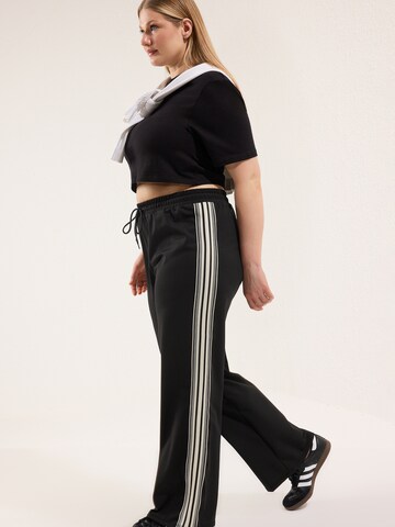 Trendyol Curve regular Παντελόνι σε μαύρο