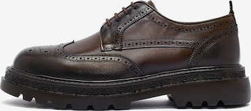 Chaussure à lacets Derimod en marron : devant