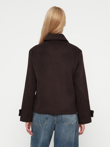 Abercrombie & Fitch Prehodna jakna | rjava barva