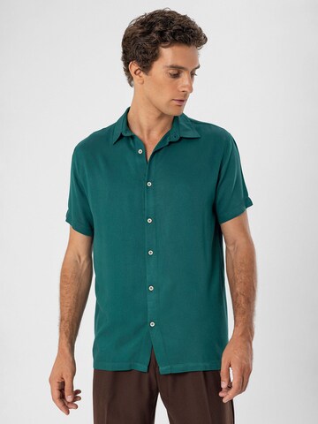 Antioch Regular fit Button Up Shirt in Green: front