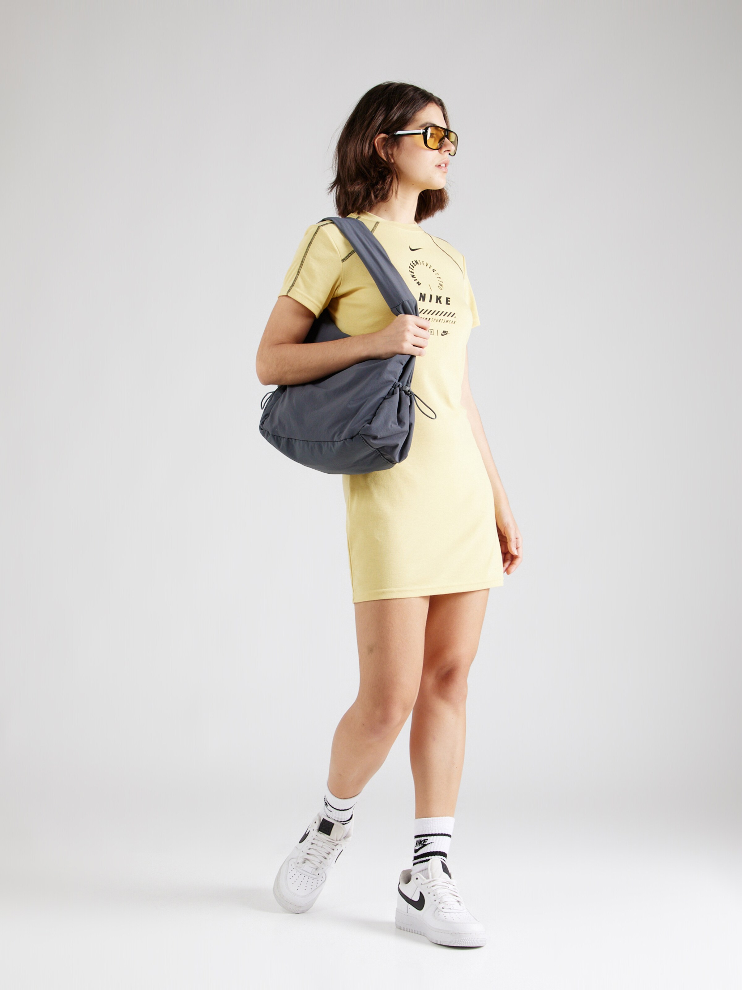 Robe Nike Sportswear en Or ABOUT YOU