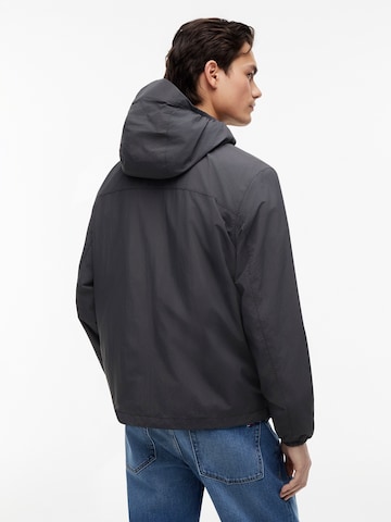 Tommy Jeans Tussenjas 'CHICAGO' in Grijs