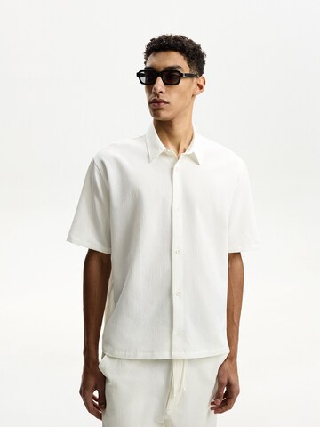 Bershka Comfort fit Ing - fehér: elől