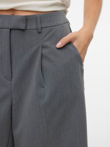 Loosefit Pantalon à pince 'VMJosefine' VERO MODA en gris