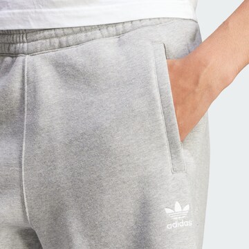 regular Pantaloni 'Trefoil Essentials' di ADIDAS ORIGINALS in grigio