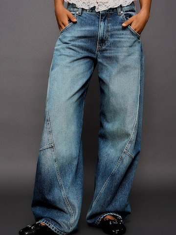 Barrel Jeans di Bershka in blu: frontale