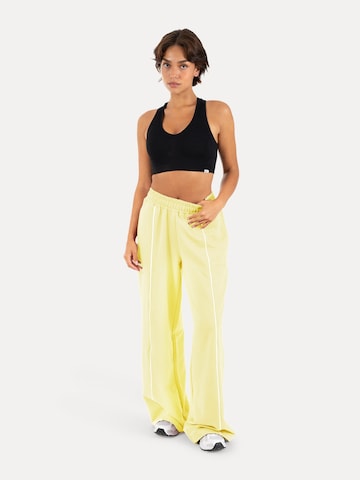 Smilodox Loosefit Broek ' Veyt ' in Geel: voorkant