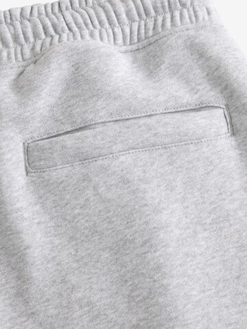 Next Конический (Tapered) Брюки-карго в Серый