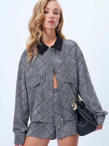 Trend Alaçatı Stili Φθινοπωρινό και ανοιξιάτικο μπουφάν σε μαύρο: μπροστά